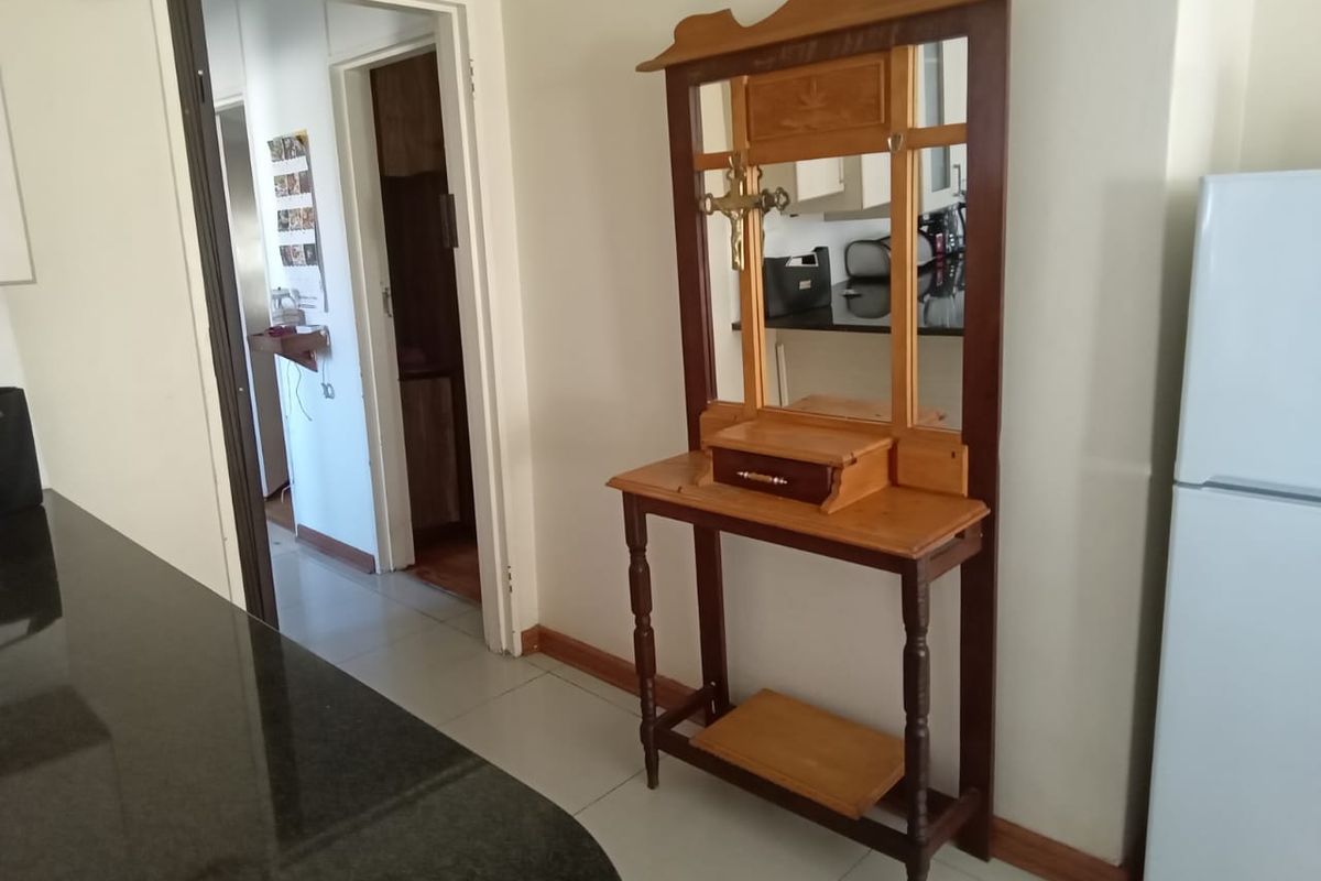 A 3 bedroom family home with flat let in Rosedale Uitenhage! - Photo 5