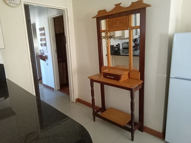 A 3 bedroom family home with flat let in Rosedale Uitenhage! - Photo 5