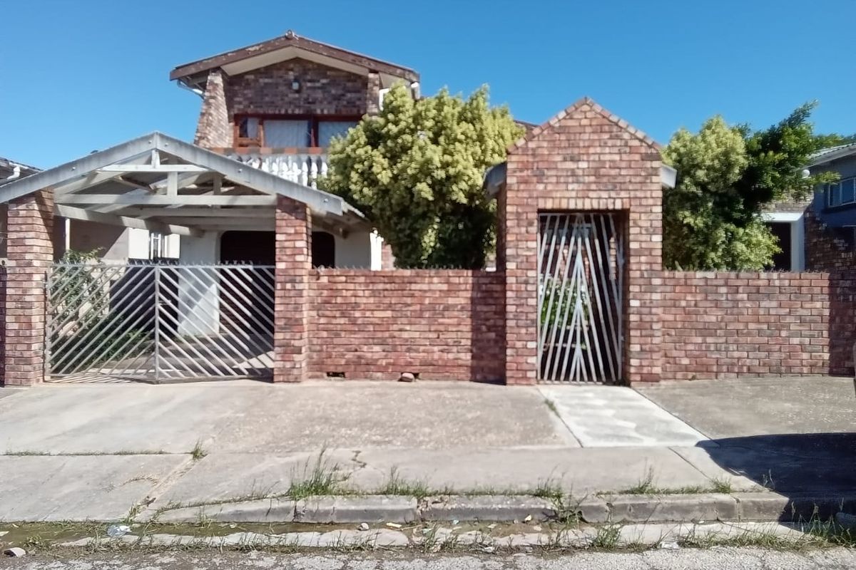 A 3 bedroom family home with flat let in Rosedale Uitenhage! - Photo 2