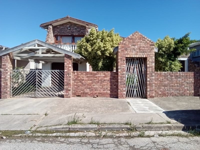 A 3 bedroom family home with flat let in Rosedale Uitenhage! - Photo 2