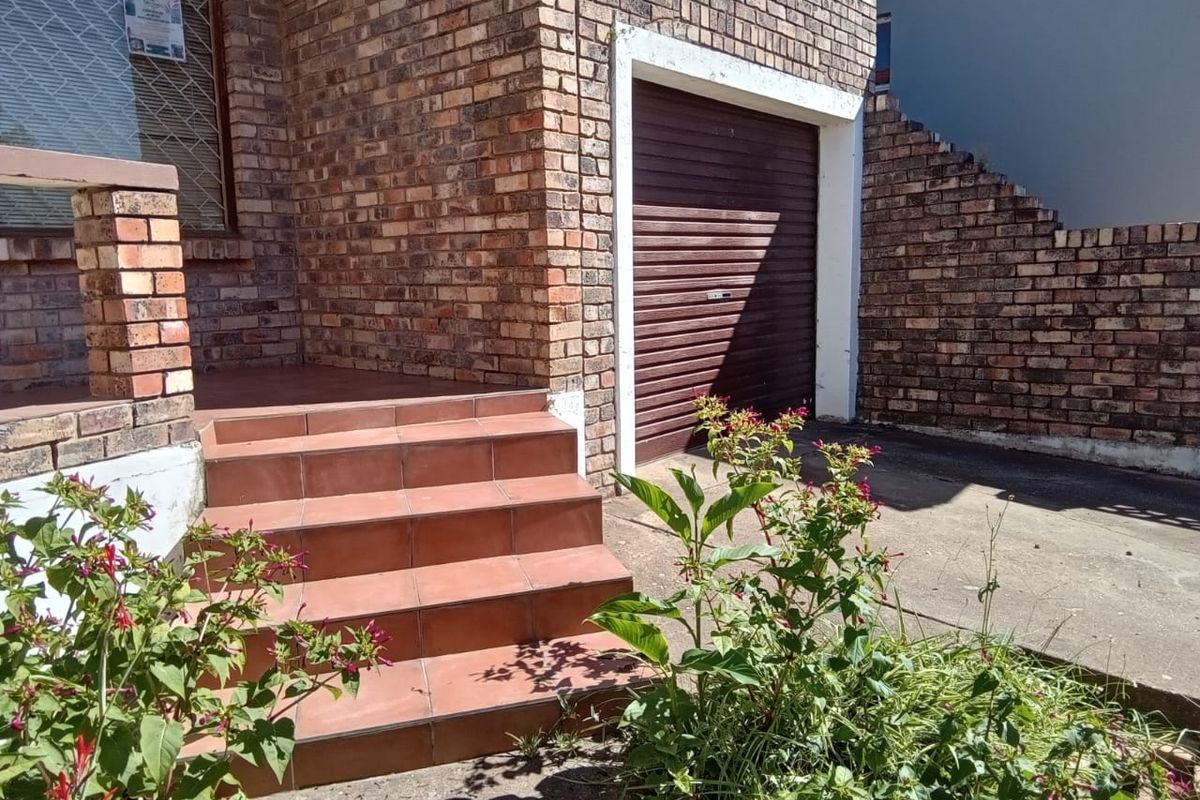 A 3 bedroom family home with flat let in Rosedale Uitenhage! - Photo 3