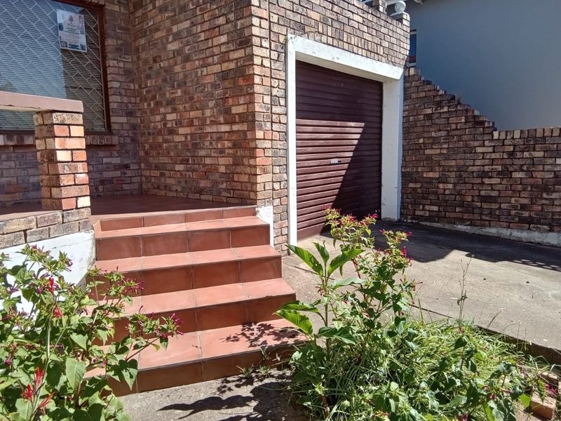 A 3 bedroom family home with flat let in Rosedale Uitenhage! - Photo 3