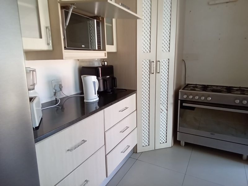 A 3 bedroom family home with flat let in Rosedale Uitenhage! - Photo 10