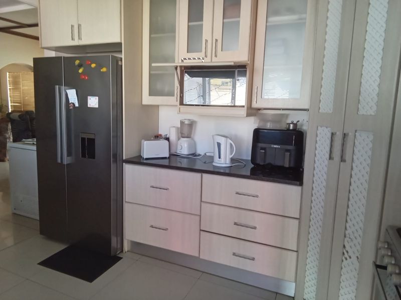 A 3 bedroom family home with flat let in Rosedale Uitenhage! - Photo 9