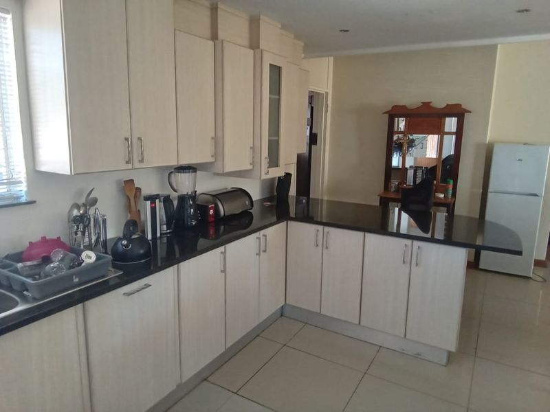 A 3 bedroom family home with flat let in Rosedale Uitenhage! - Photo 8