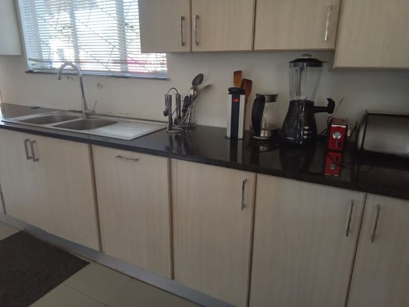 A 3 bedroom family home with flat let in Rosedale Uitenhage! - Photo 7