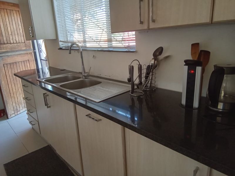 A 3 bedroom family home with flat let in Rosedale Uitenhage! - Photo 6