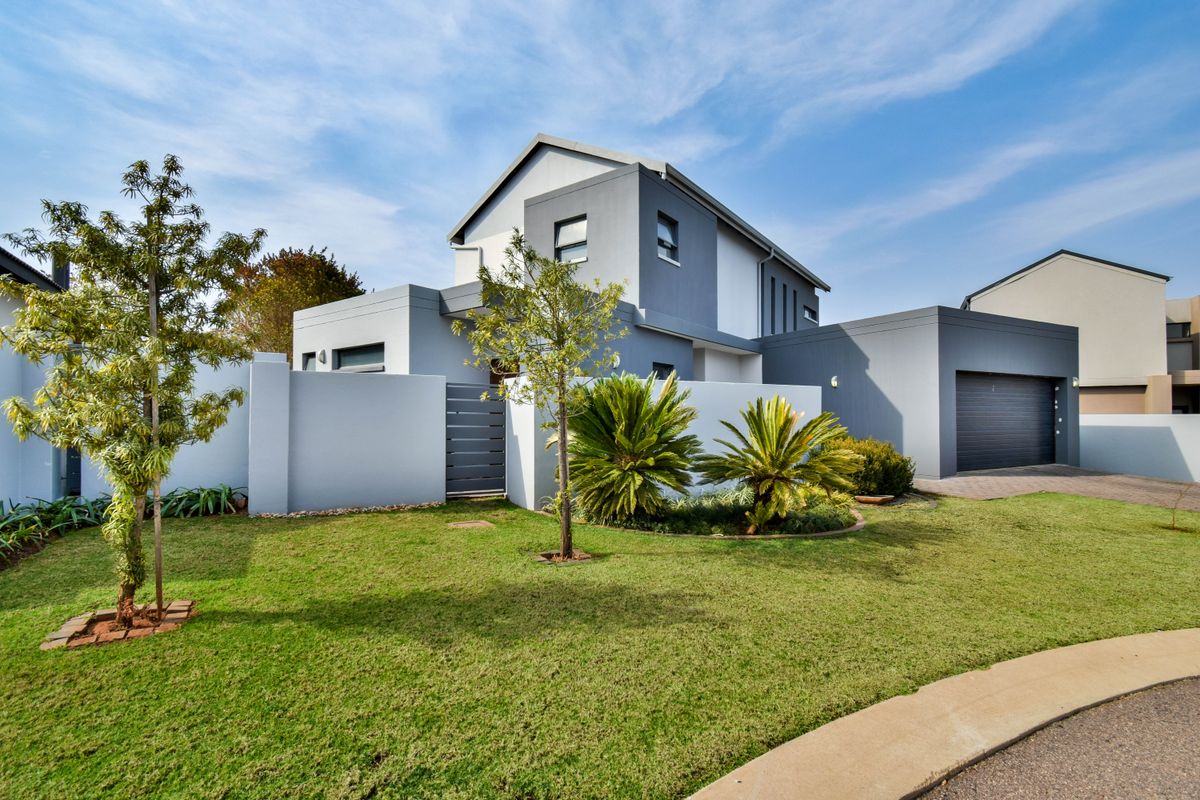 Double Story Home - 3 Bedrooms and a Staff Room, all with en-suite Bathrooms - Photo 5