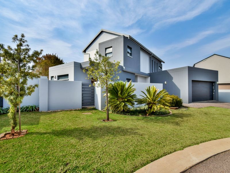 Double Story Home - 3 Bedrooms and a Staff Room, all with en-suite Bathrooms - Photo 5