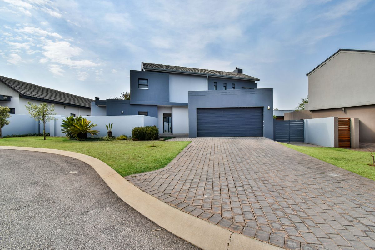 Double Story Home - 3 Bedrooms and a Staff Room, all with en-suite Bathrooms - Photo 2