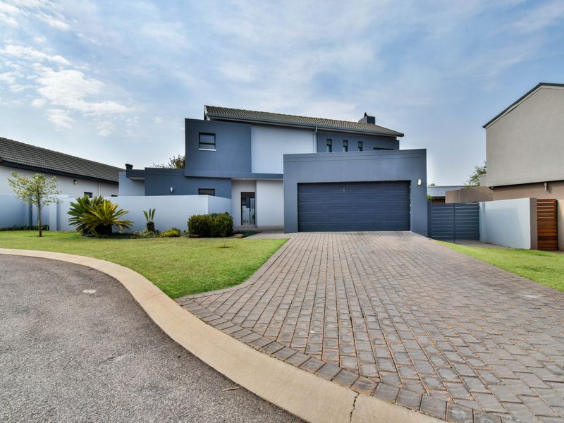 Double Story Home - 3 Bedrooms and a Staff Room, all with en-suite Bathrooms - Photo 2