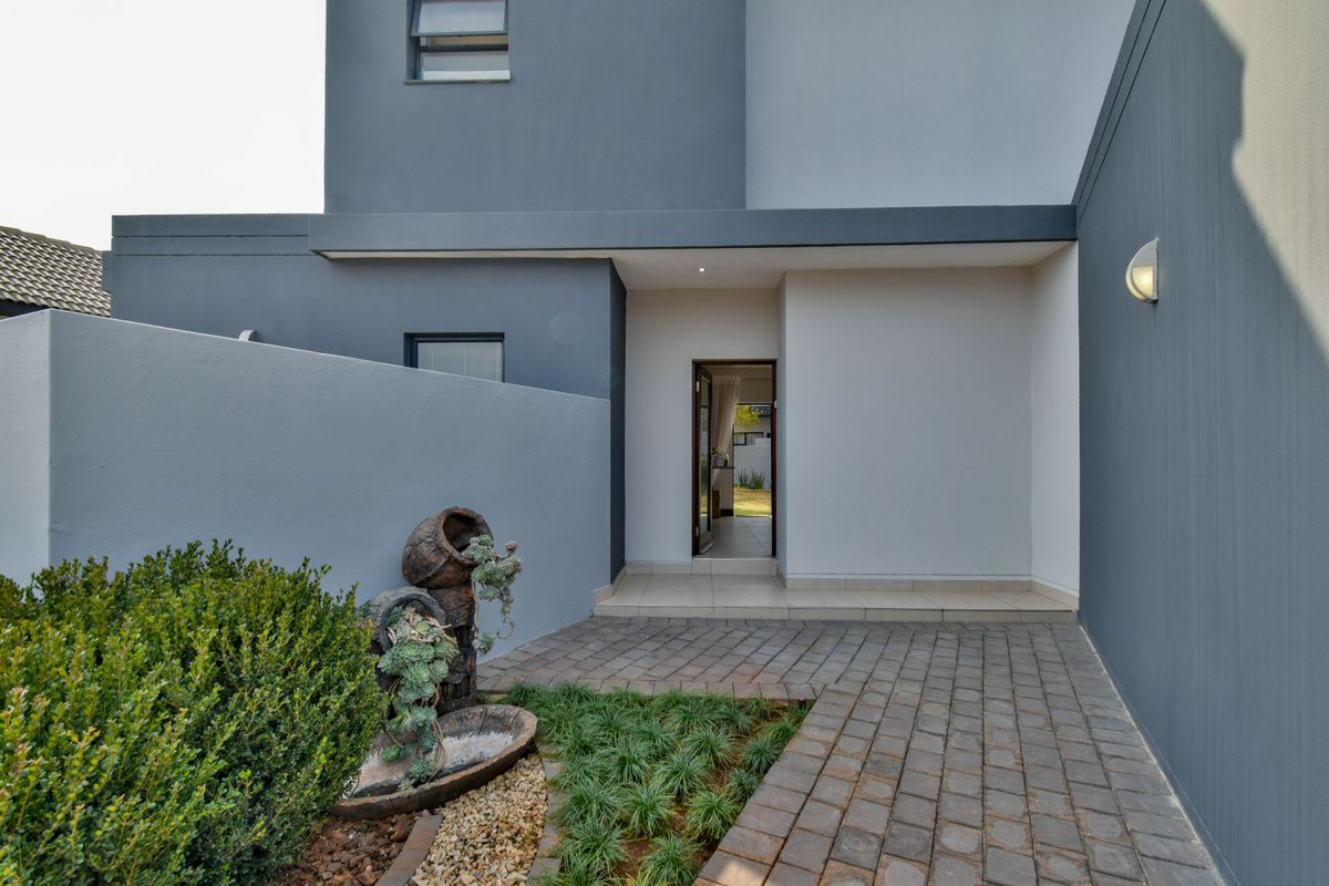 Double Story Home - 3 Bedrooms and a Staff Room, all with en-suite Bathrooms - Photo 3