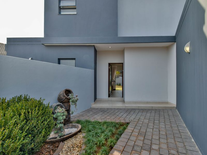 Double Story Home - 3 Bedrooms and a Staff Room, all with en-suite Bathrooms - Photo 3