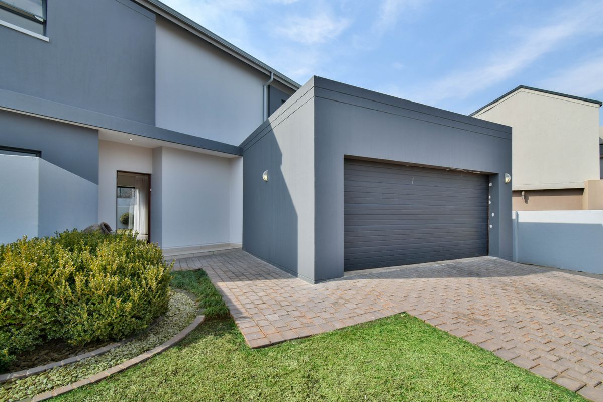 Double Story Home - 3 Bedrooms and a Staff Room, all with en-suite Bathrooms - Photo 4