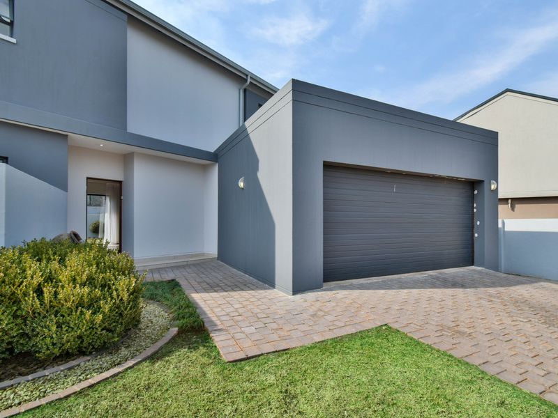 Double Story Home - 3 Bedrooms and a Staff Room, all with en-suite Bathrooms - Photo 4