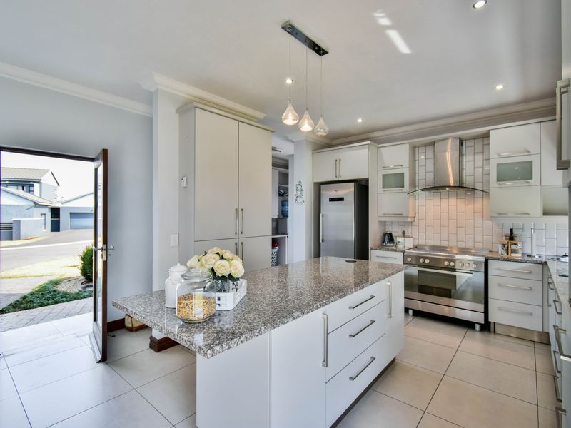 Double Story Home - 3 Bedrooms and a Staff Room, all with en-suite Bathrooms - Photo 10