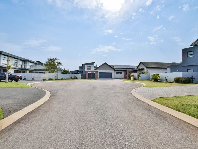 Double Story Home - 3 Bedrooms and a Staff Room, all with en-suite Bathrooms - Photo 8