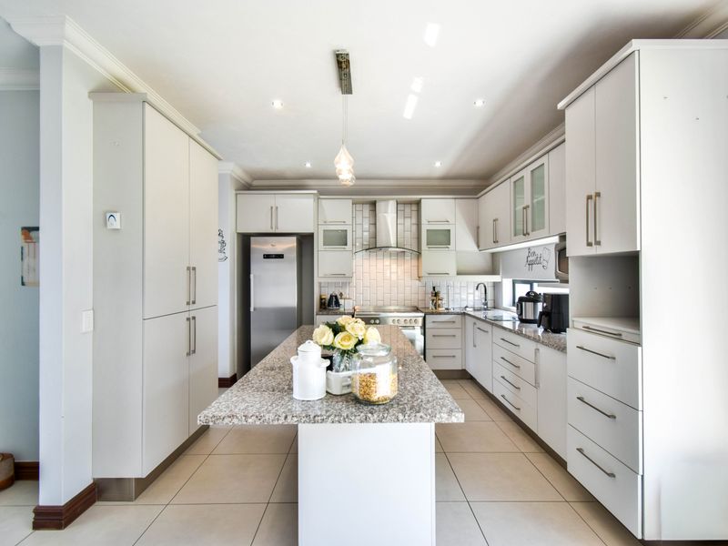 Double Story Home - 3 Bedrooms and a Staff Room, all with en-suite Bathrooms - Photo 9