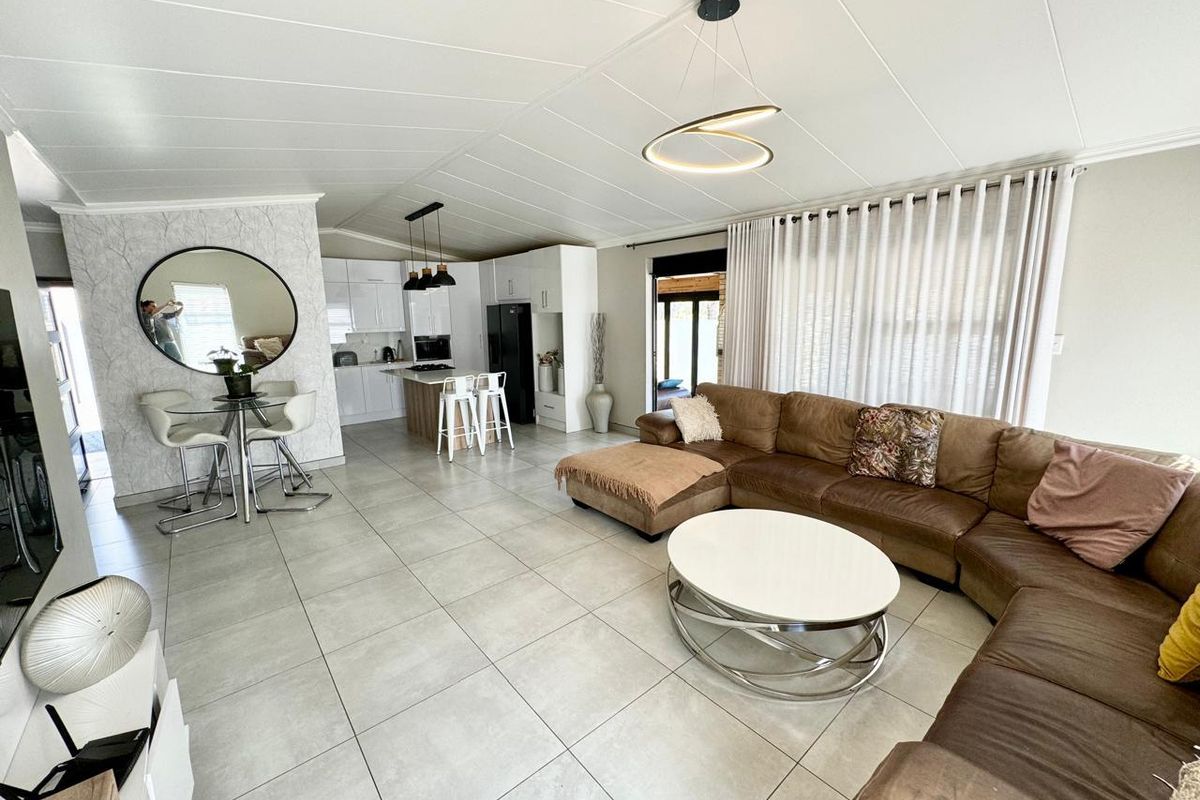 Upmarket four bedroom home for sale in Secunda!  Best area in town - Photo 5