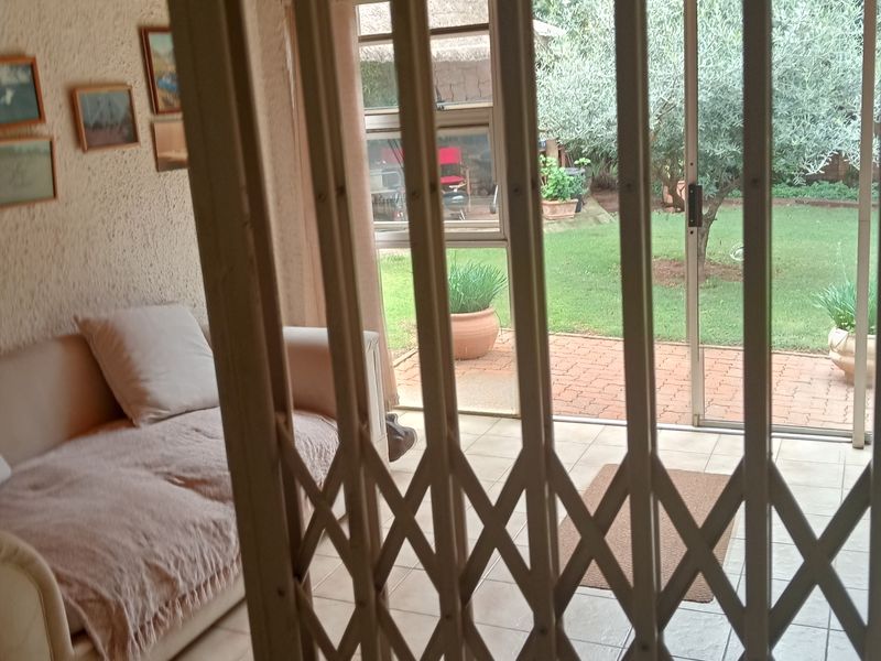 Tranquil home in quiet neighbourhood. - Photo 7