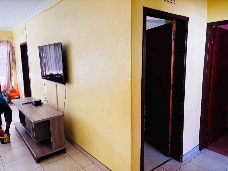 3 Bedroom Flat for Sale in Wentworth Park - Photo 9