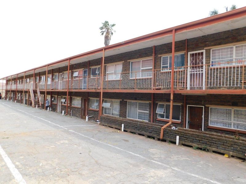 3 Bedroom Flat for Sale in Wentworth Park - Photo 2