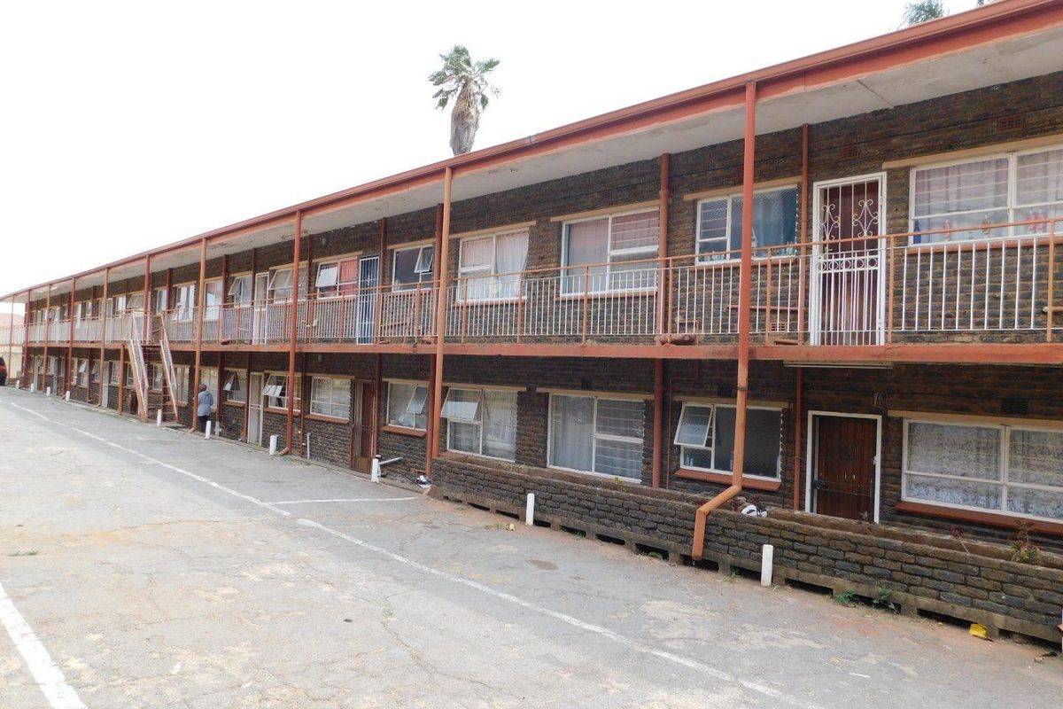 3 Bedroom Flat for Sale in Wentworth Park - Photo 2