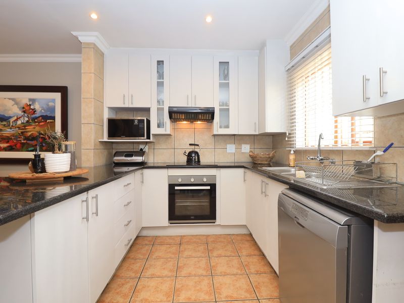 Beautiful Family Home in Prime Location - Photo 3