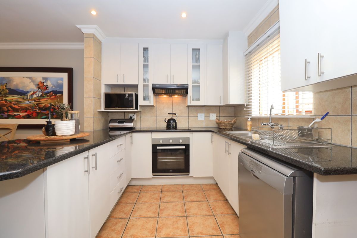 Beautiful Family Home in Prime Location - Photo 3