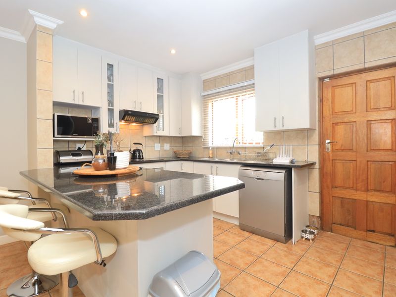 Beautiful Family Home in Prime Location - Photo 2