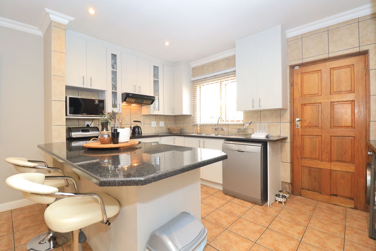 Beautiful Family Home in Prime Location - Photo 2