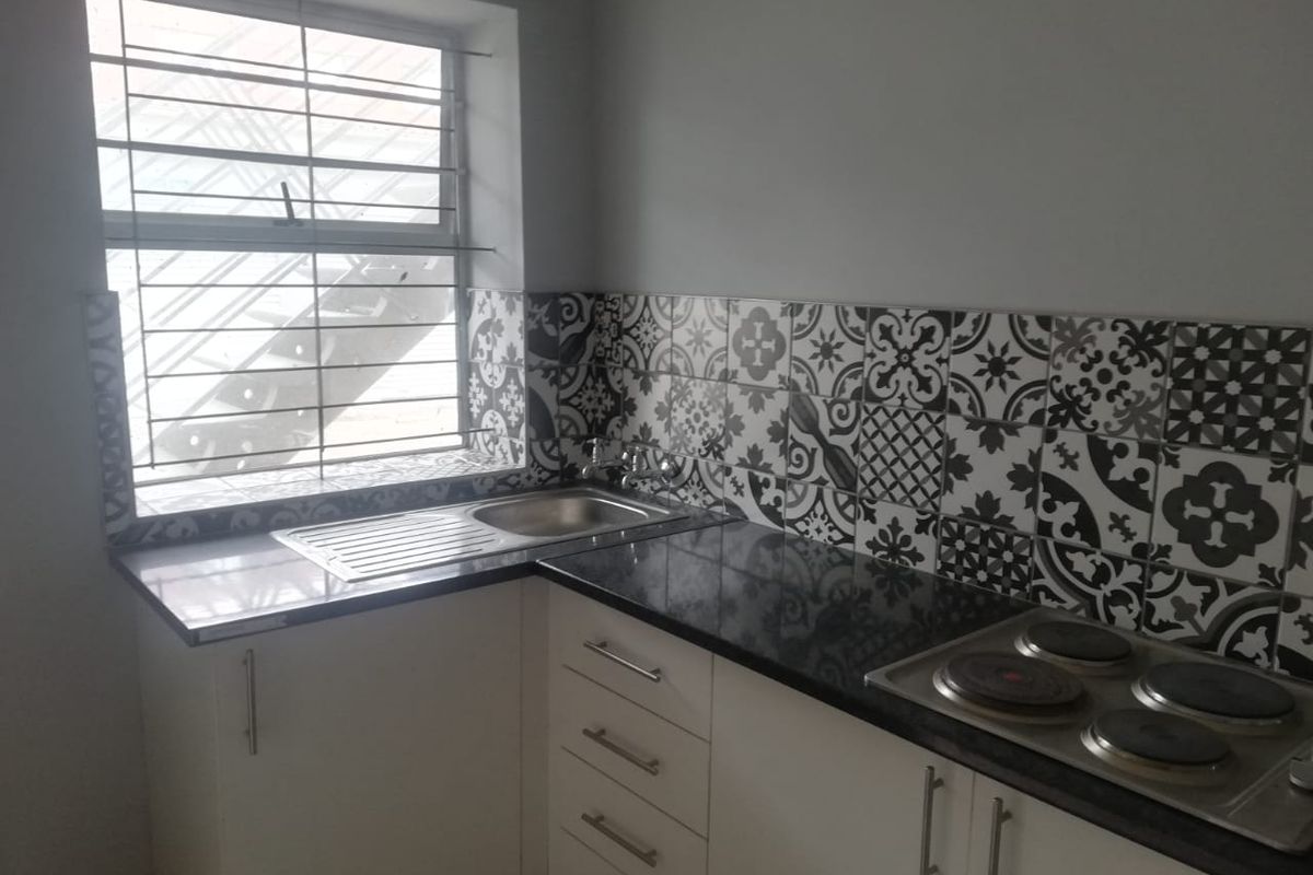Spacious Room in a 2 Bedroom Flat in Southernwood - Photo 2