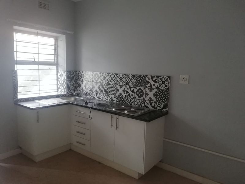 Spacious Room in a 2 Bedroom Flat in Southernwood - Photo 10