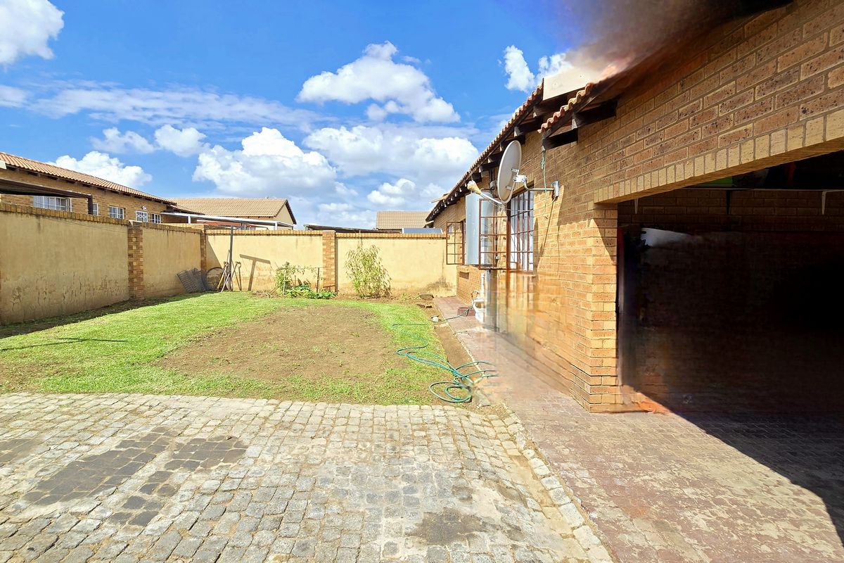 Modern 3-Bedroom Family Home for Sale in South View - Photo 2