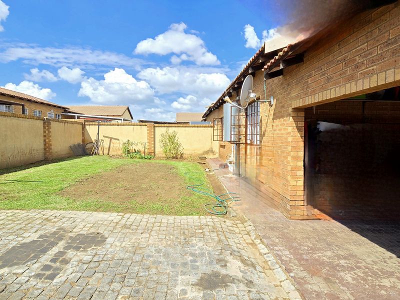 Modern 3-Bedroom Family Home for Sale in South View - Photo 2