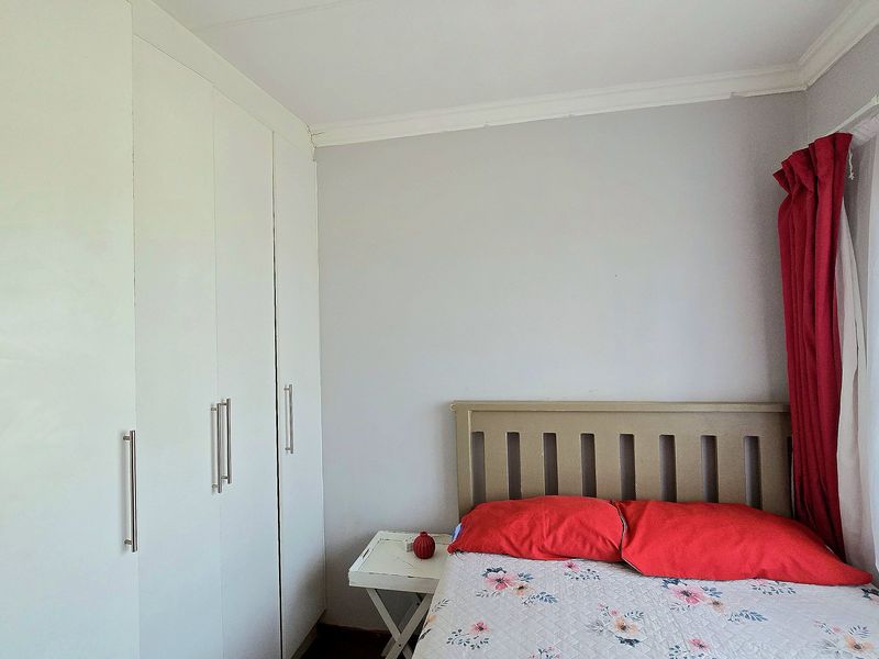 Modern 3-Bedroom Family Home for Sale in South View - Photo 6