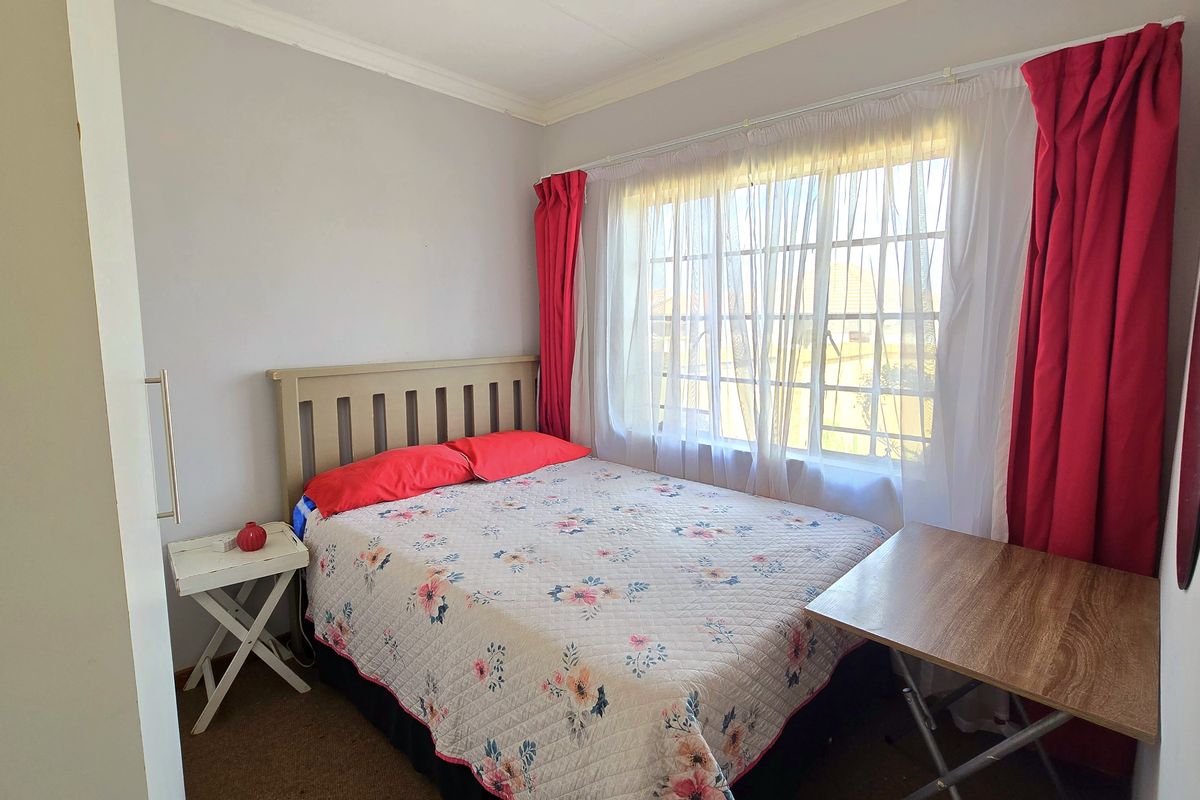 Modern 3-Bedroom Family Home for Sale in South View - Photo 5