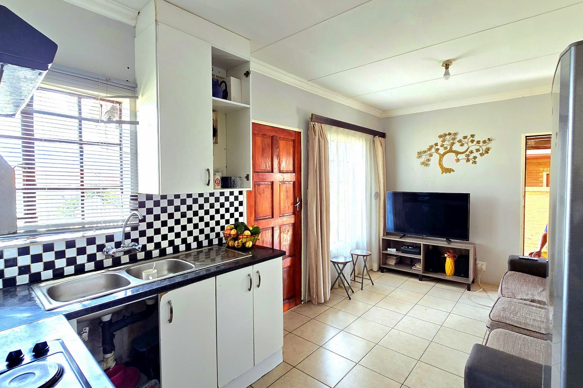 Modern 3-Bedroom Family Home for Sale in South View - Photo 4