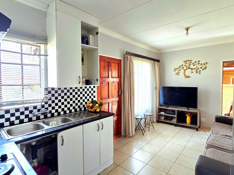 Modern 3-Bedroom Family Home for Sale in South View - Photo 4