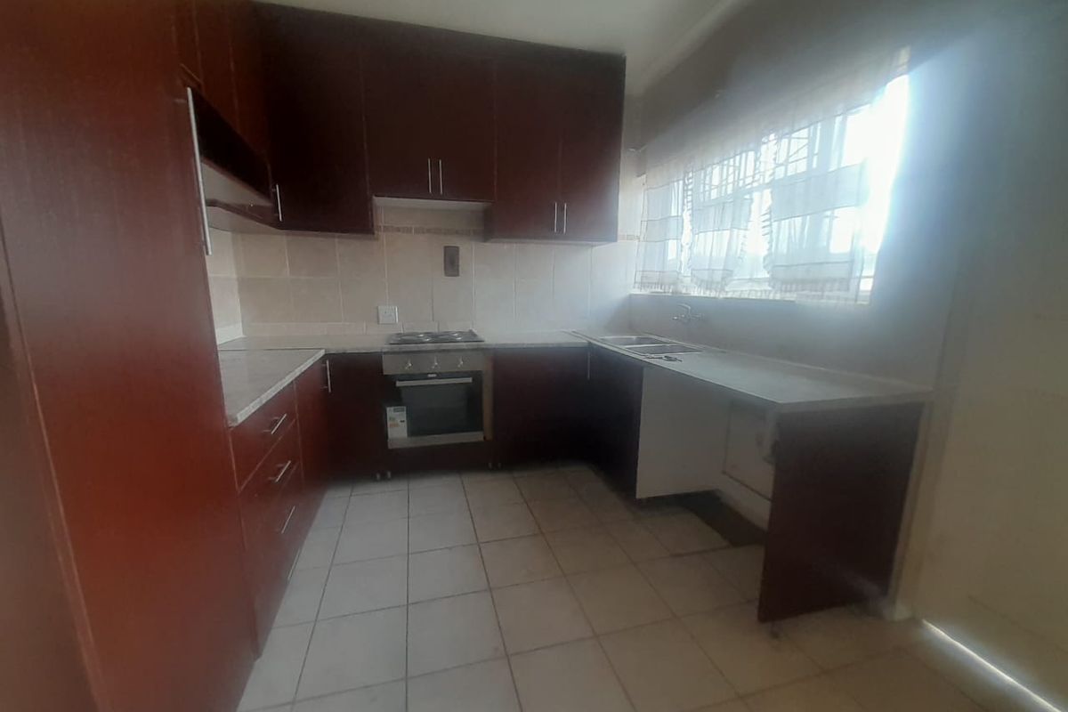 Spacious 3-Bedroom Family Home with 2 Bachelor Flatlets - Photo 4