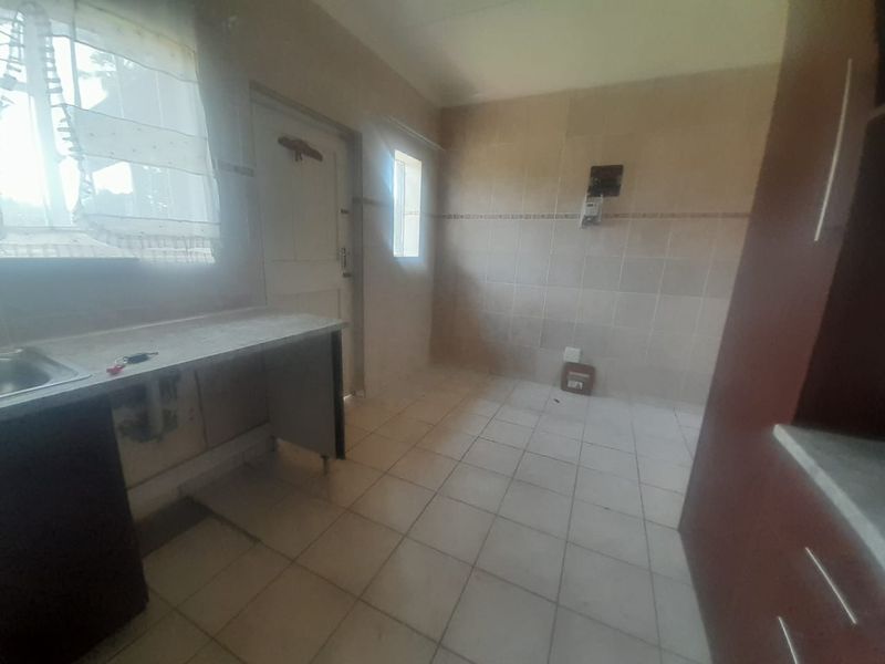 Spacious 3-Bedroom Family Home with 2 Bachelor Flatlets - Photo 6