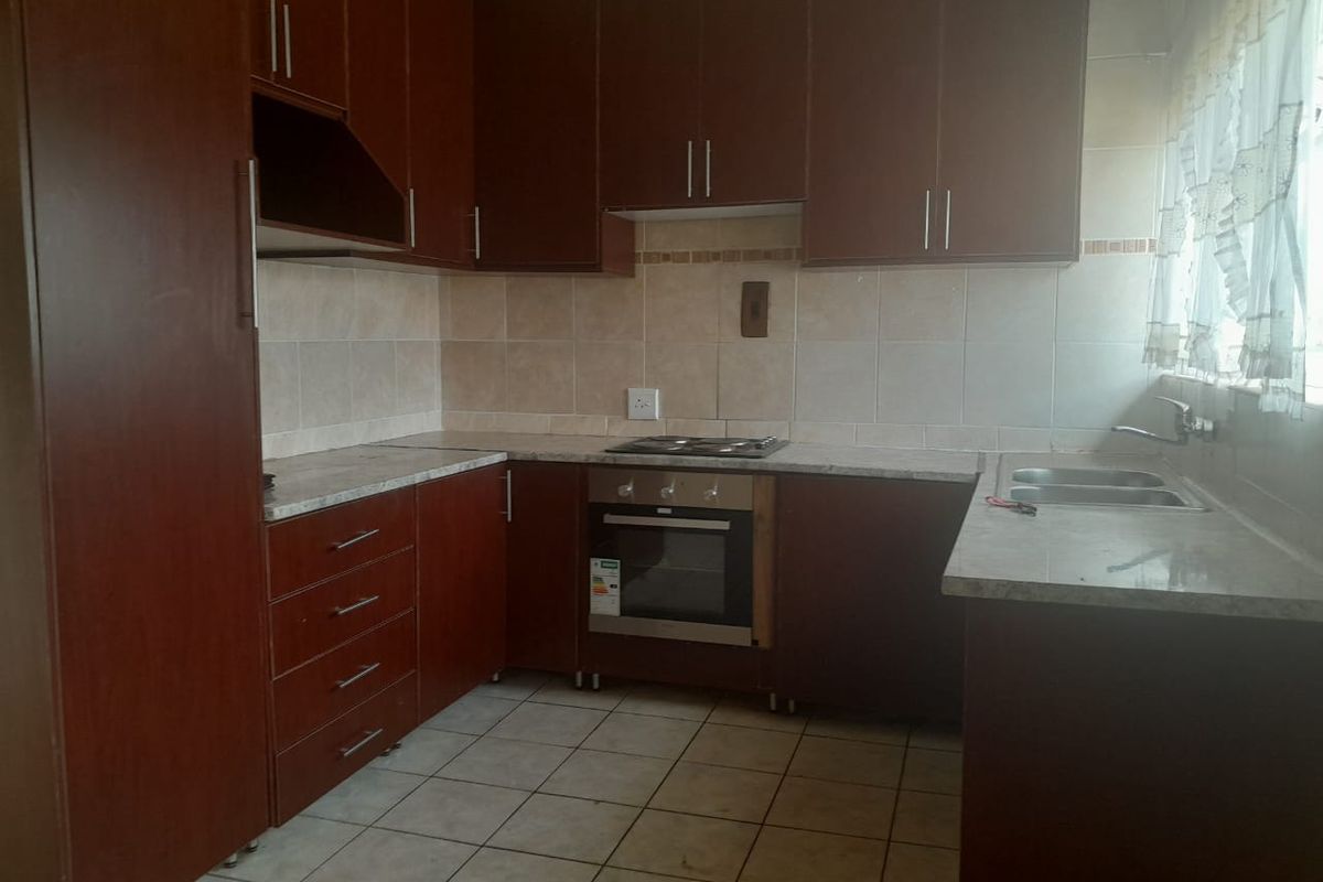 Spacious 3-Bedroom Family Home with 2 Bachelor Flatlets - Photo 3