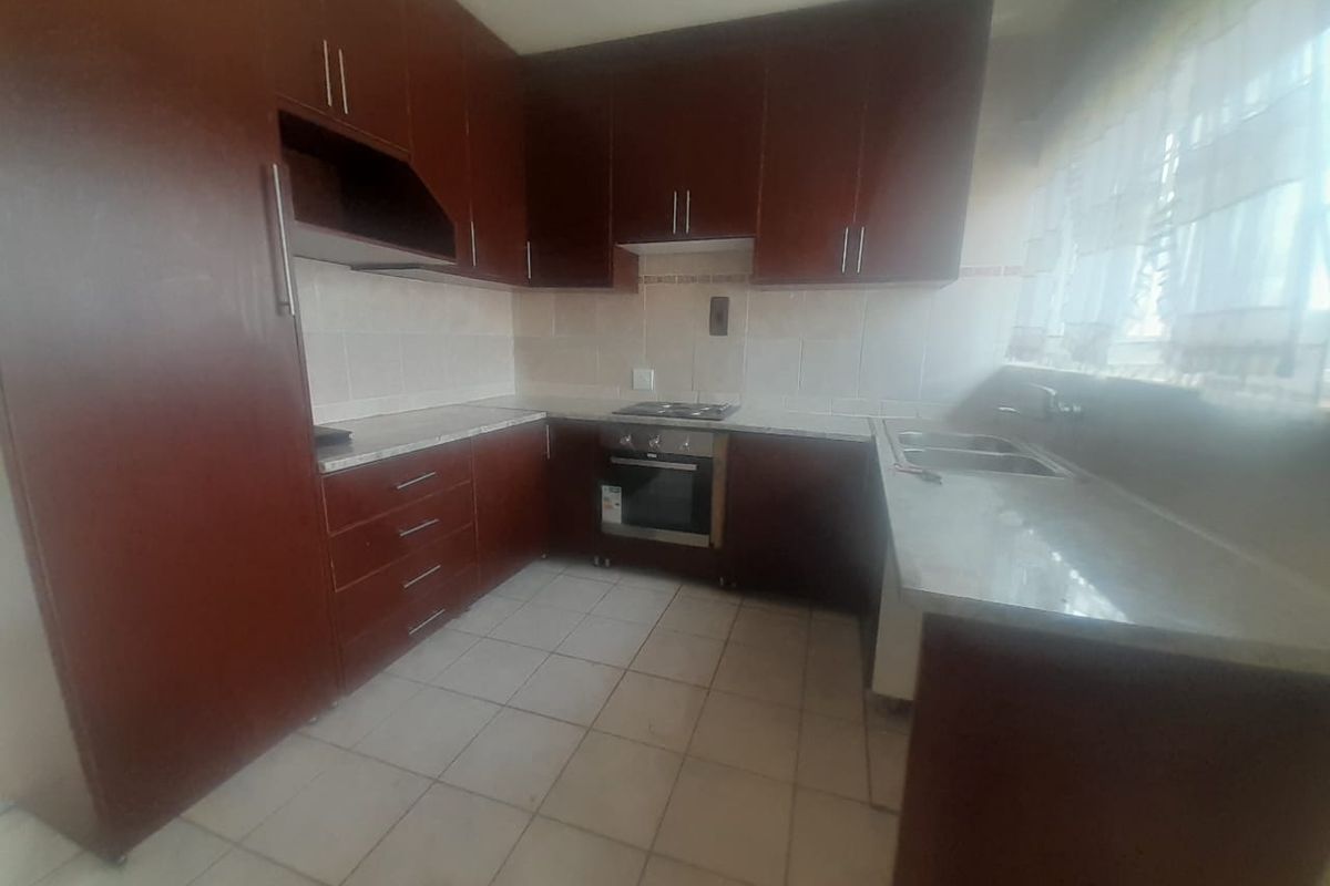 Spacious 3-Bedroom Family Home with 2 Bachelor Flatlets - Photo 5