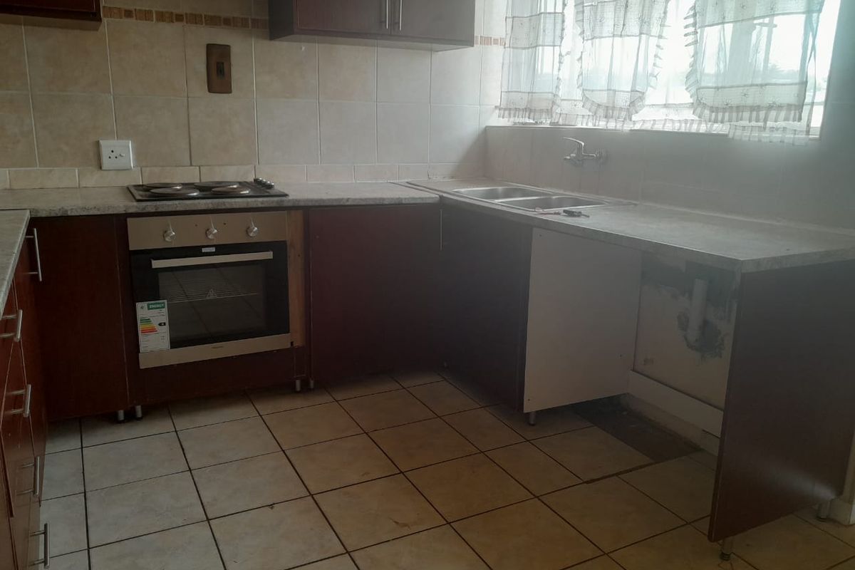 Spacious 3-Bedroom Family Home with 2 Bachelor Flatlets - Photo 2