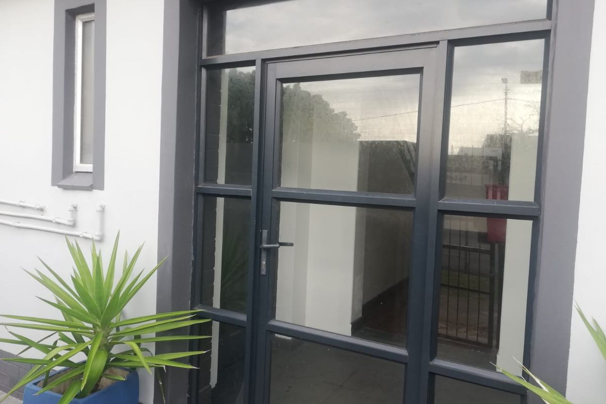 Room to rent in a 2 bedroom flat (shared kitchen and bathroom) - Southernwood - Photo 2