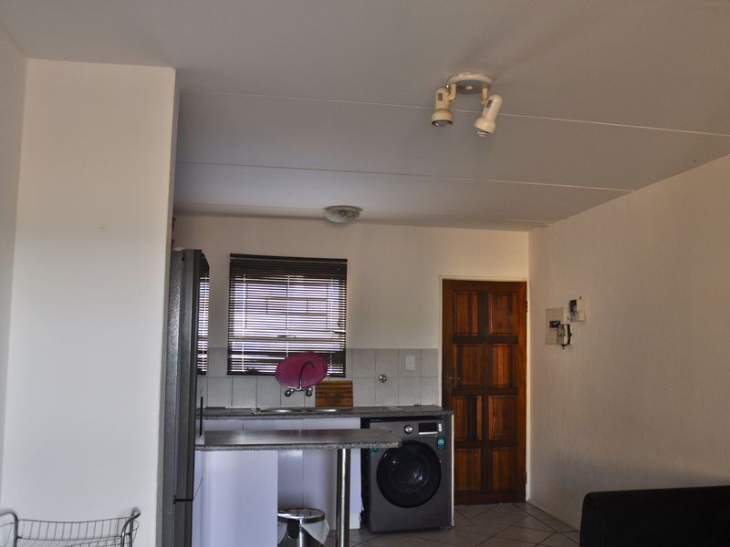 Attractive First Floor Apartment in Villa Montego Complex - Photo 2