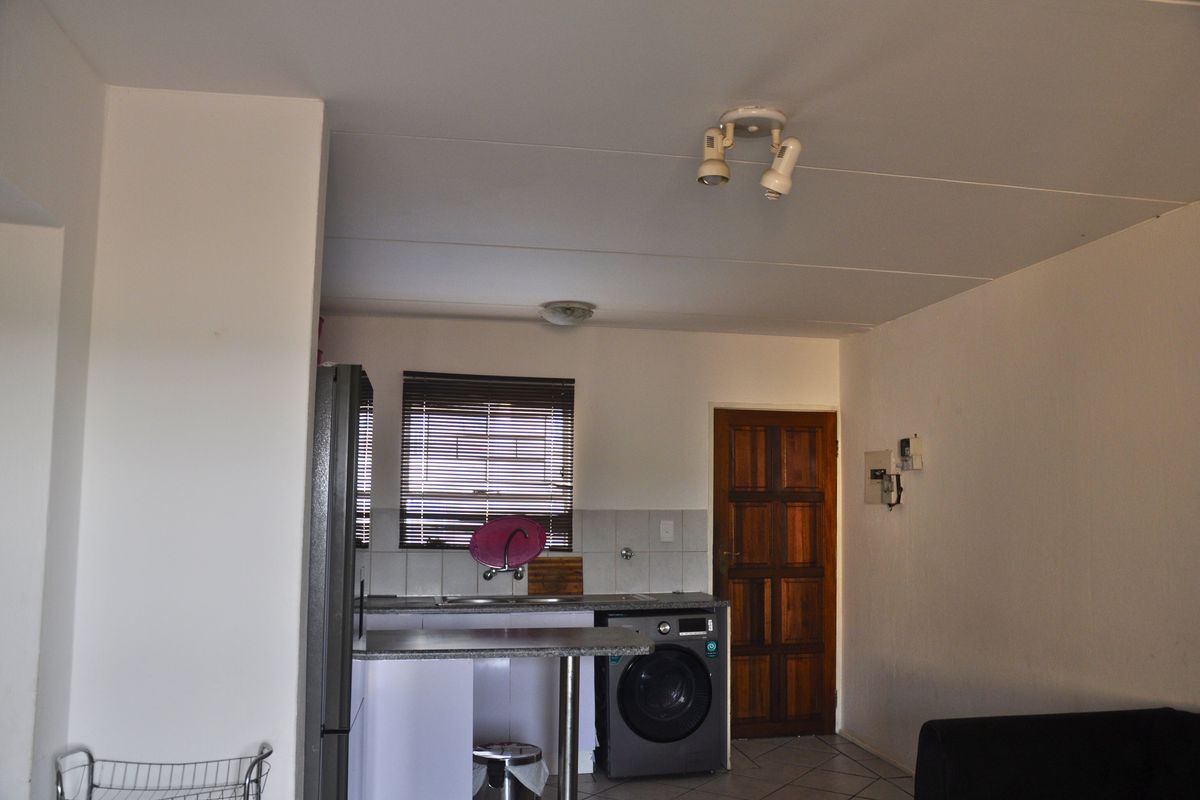 Attractive First Floor Apartment in Villa Montego Complex - Photo 2