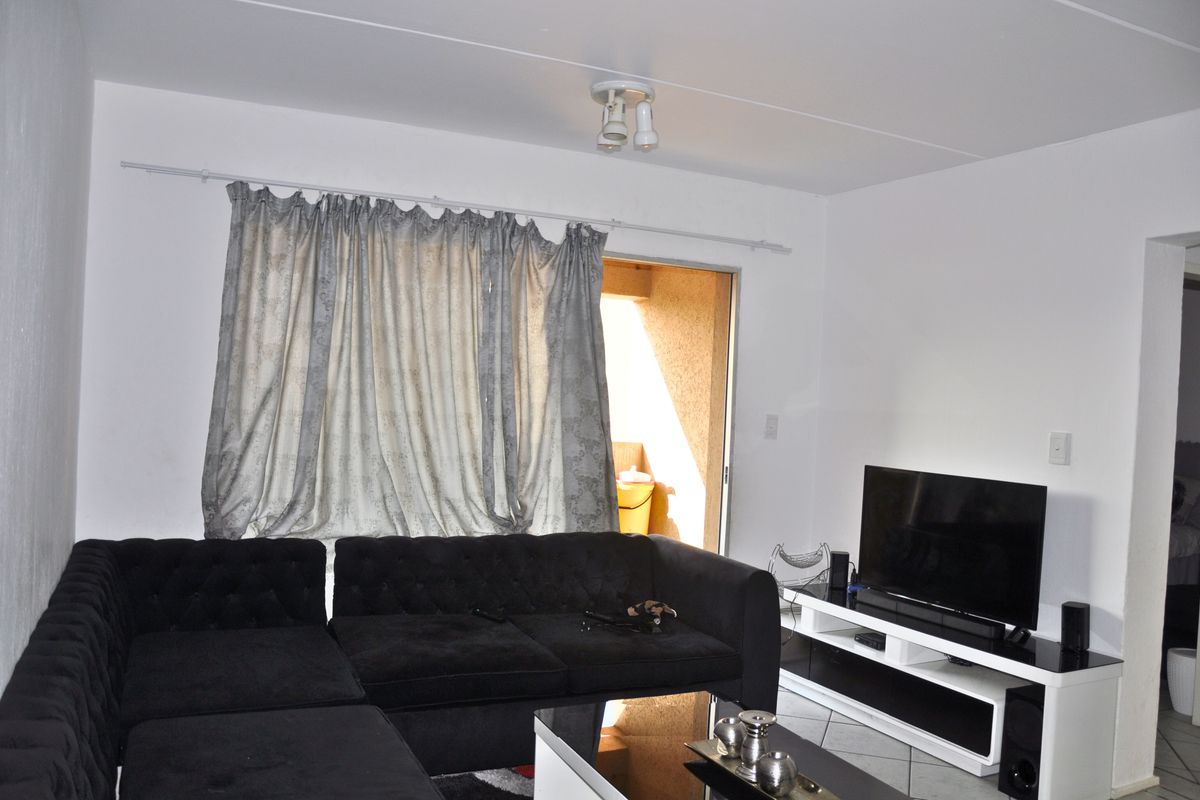 Attractive First Floor Apartment in Villa Montego Complex - Photo 5