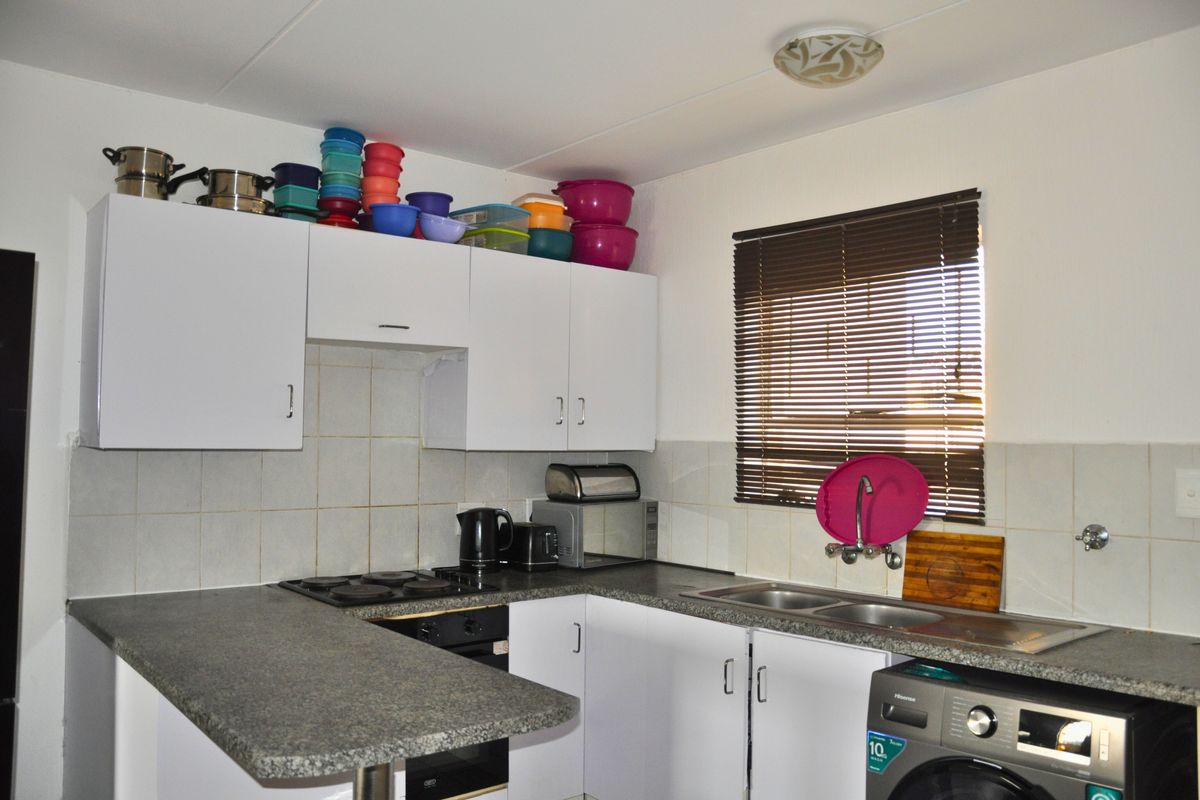 Attractive First Floor Apartment in Villa Montego Complex - Photo 3