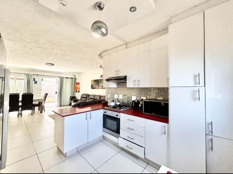 Private, Easy-Care Lifestyle For R1 299 999 - Photo 2